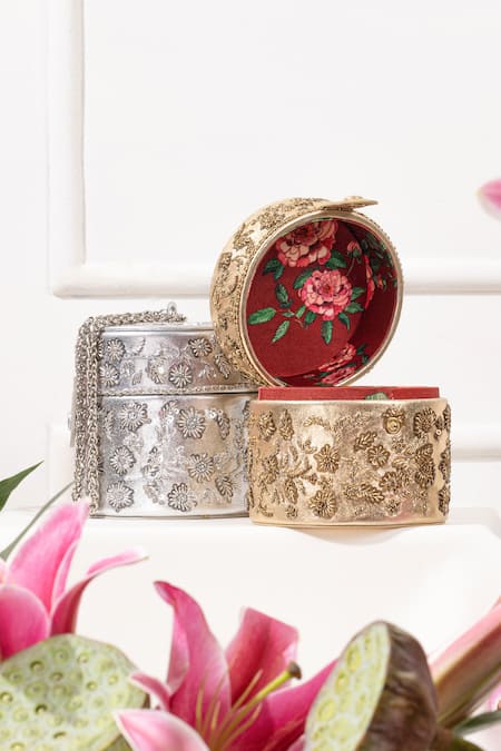 Buy_The Leather Garden_Gold Embellished Heer Cutdana Embroidered Potli Bag 