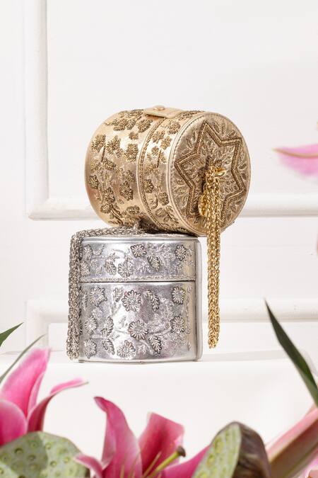 Buy_The Leather Garden_Silver Embellished Sabah Embroidered Potli Bag 