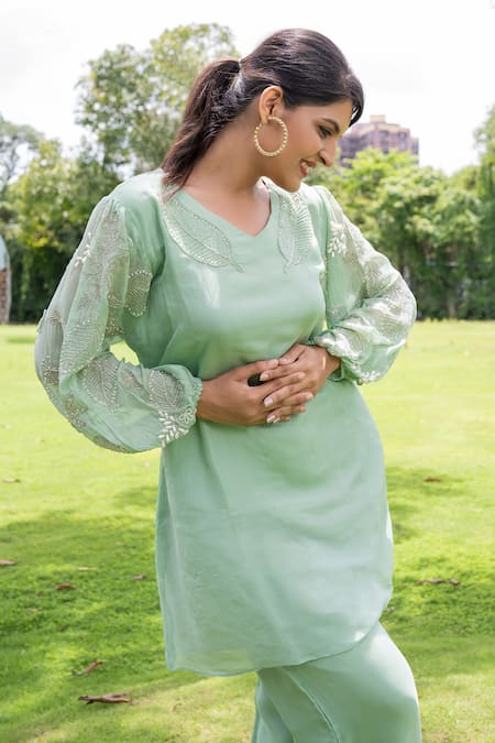 Buy_Label Lila_Green Chiffon Embroidery V-neck Foliage Kurta With Pant _Online_at_Aza_Fashions