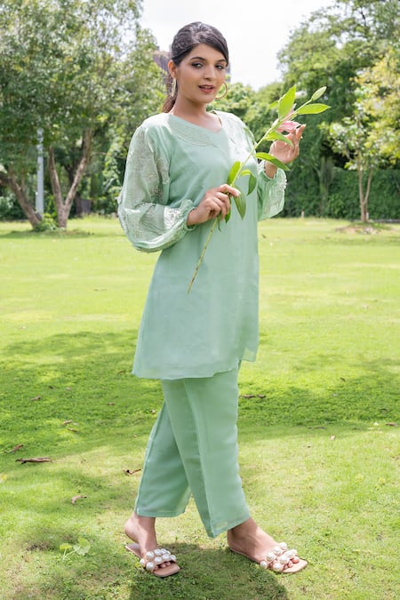 Label Lila_Green Chiffon Embroidery V-neck Foliage Kurta With Pant _at_Aza_Fashions
