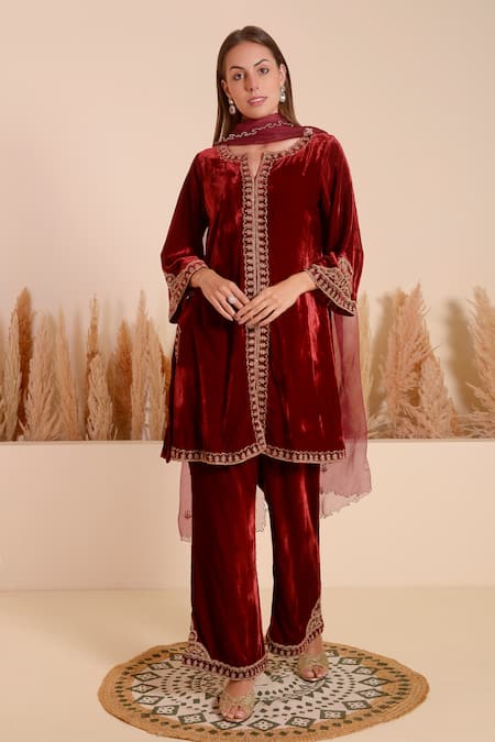 Surabhi Arya Maroon Velvet Bloom Vine Embroidery Notched V Kurta With Pant 