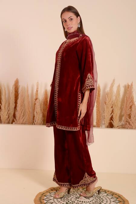 Surabhi Arya_Maroon Velvet Embroidery V-neck Bloom Vine Kurta With Pant _at_Aza_Fashions