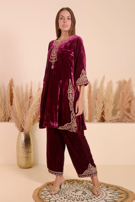 Surabhi Arya_Wine Velvet Embroidery V-neck Damask Bloom Encrusted Kurta With Pant _Online_at_Aza_Fashions