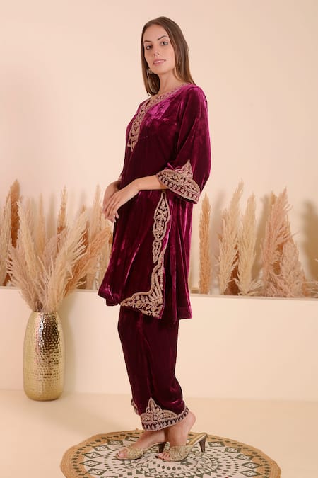 Surabhi Arya_Wine Velvet Embroidery V-neck Damask Bloom Encrusted Kurta With Pant _at_Aza_Fashions