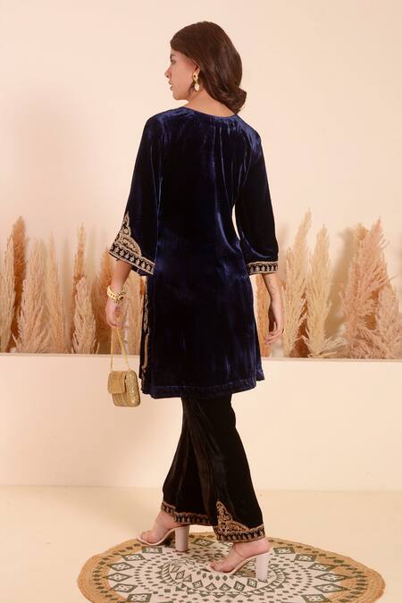 Shop_Surabhi Arya_Blue Velvet Embroidery Split V-neck Blossom Garden Kurta With Pant _at_Aza_Fashions