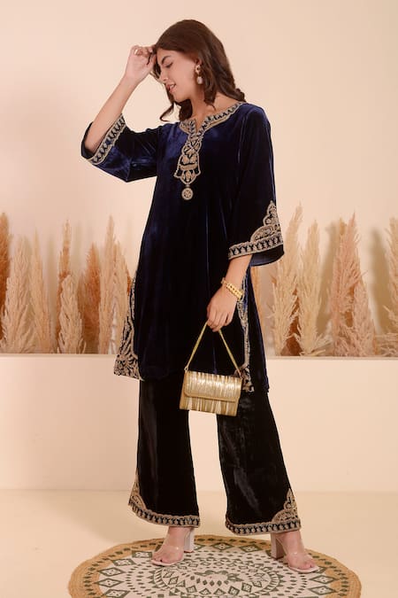 Surabhi Arya_Blue Velvet Embroidery Split V-neck Blossom Garden Kurta With Pant _Online_at_Aza_Fashions