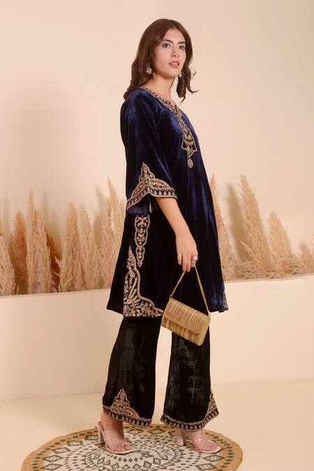 Surabhi Arya_Blue Velvet Embroidery Split V-neck Blossom Garden Kurta With Pant _at_Aza_Fashions