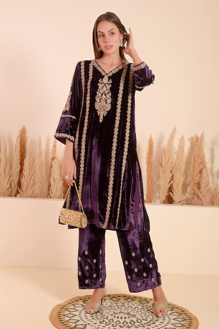 Surabhi Arya Vintage Flora Embroidered Velvet Kurta With Pant 