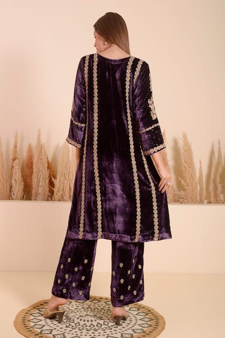 Surabhi Arya Vintage Flora Embroidered Velvet Kurta With Pant 