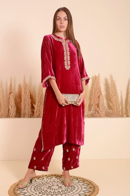 Surabhi Arya_Red Velvet Embroidery Mandarin Collar Carnation Bloom Kurta With Pant _at_Aza_Fashions
