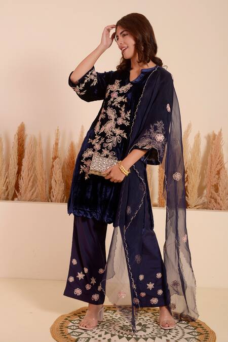 Surabhi Arya_Blue Velvet Sequins, Embroidery Mandarin Midnight Bloom Kurta With Pant _Online_at_Aza_Fashions