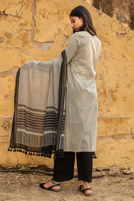 Shop Gulabo Jaipur Black Cotton Round Printed Kurta Set at Aza Fashions Shop_Gulabo Jaipur_Black Cotton Round Printed Kurta Set_at_Aza_Fashions