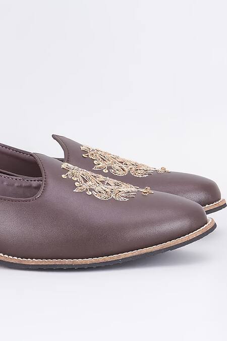 Rng Safawala_Gray Charcoal Grey Royal Crest Juttis _Online_at_Aza_Fashions