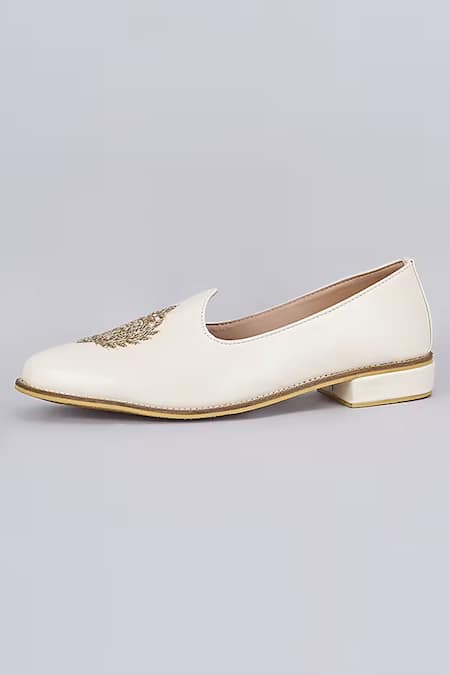 Shop Rng Safawala White Royal Crest Embroidered Juttis at Aza Fashions Shop_Rng Safawala_White Royal Crest Embroidered Juttis _at_Aza_Fashions