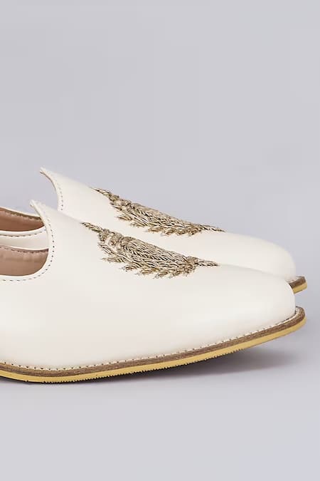Rng Safawala White Royal Crest Embroidered Juttis Online at Aza Fashions Rng Safawala_White Royal Crest Embroidered Juttis _Online_at_Aza_Fashions