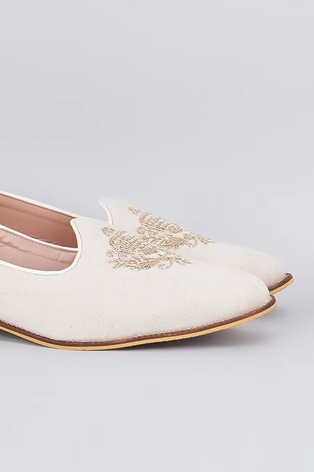 Rng Safawala_White Royal Crest Embroidered Juttis _Online_at_Aza_Fashions