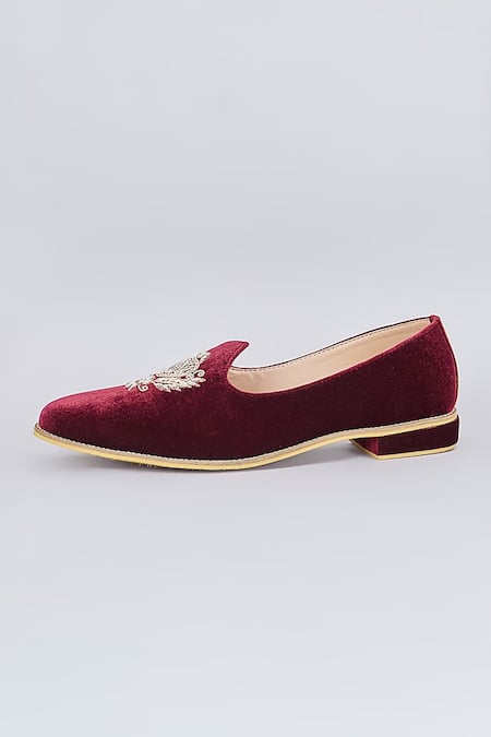 Rng Safawala Maroon Velvet Zari Embroidered Juttis 