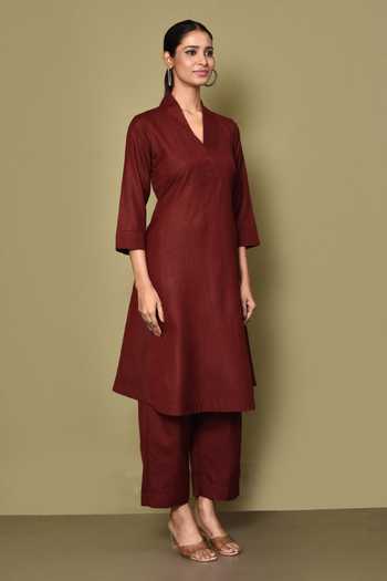 Samyukta Singhania_Maroon Cotton V-neck Stand V Collar Kurta With Pant _at_Aza_Fashions