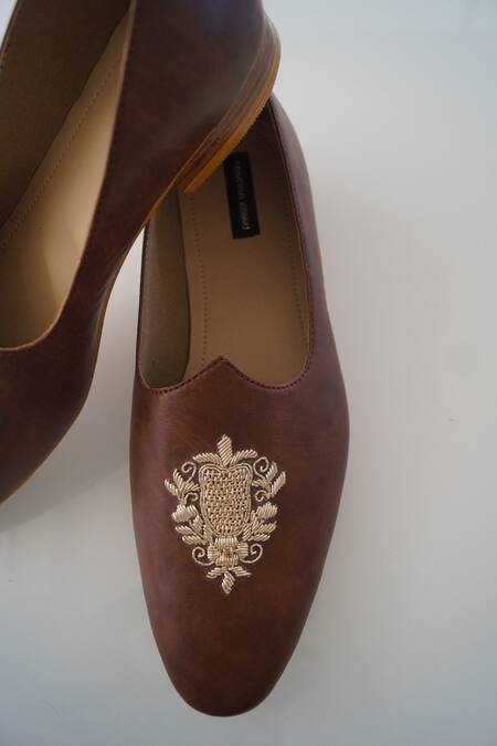 Shradha Hedau Footwear Couture Brown Embroidery Otis Zardozi Placement Mojadi Online at Aza Fashions Shradha Hedau Footwear Couture_Brown Embroidery Otis Zardozi Placement Mojadi _Online_at_Aza_Fashions