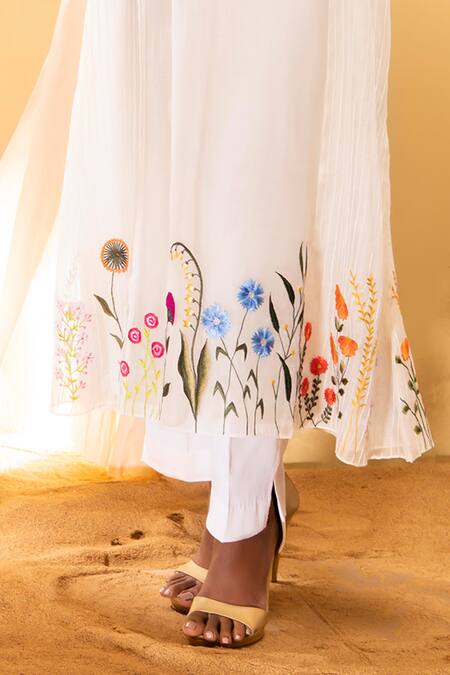 The White Tree Studio Off White Kurta- Chanderi (70% Cotton And 30% Silk) Embroidered Floral V & Pant Online at Aza Fashions The White Tree Studio_Off White Kurta- Chanderi (70% Cotton And 30% Silk) Embroidered Floral V & Pant _Online_at_Aza_Fashions