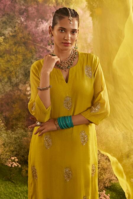 Charu Makkar_Yellow Chanderi Embroidery V-neck Wildflora Bloom Kurta Gharara Set _Online_at_Aza_Fashions
