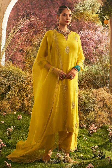 Buy_Charu Makkar_Yellow Chanderi Embroidery V-neck Wildflora Bloom Kurta Gharara Set _Online_at_Aza_Fashions