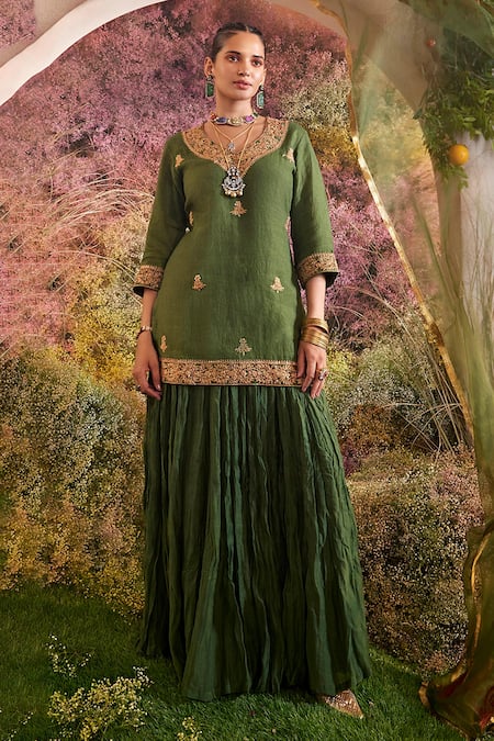 Charu Makkar Green Linen, Chanderi, Organza Embroidery Asymmetric Short Kurta Lehenga Set Online at Aza Fashions Charu Makkar_Green Linen, Chanderi, Organza Embroidery Asymmetric Short Kurta Lehenga Set _Online_at_Aza_Fashions