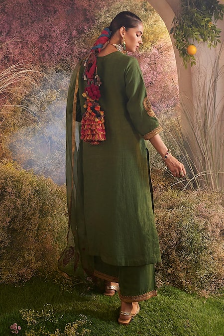 Shop Charu Makkar Green Linen, Silk, Organza Embroidery V-neck Paisley Kurta Set With Dupatta at Aza Fashions Shop_Charu Makkar_Green Linen, Silk, Organza Embroidery V-neck Paisley Kurta Set With Dupatta _at_Aza_Fashions
