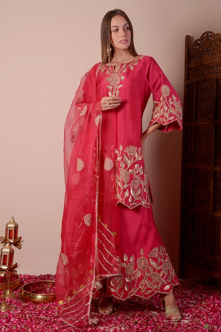 Surabhi Arya_Red Silk, Organza Embroidery Split V-neck Floral Patchwork Kurta Set _Online_at_Aza_Fashions