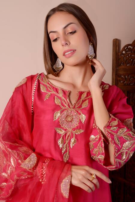 Surabhi Arya_Red Silk, Organza Embroidery Split V-neck Floral Patchwork Kurta Set _at_Aza_Fashions