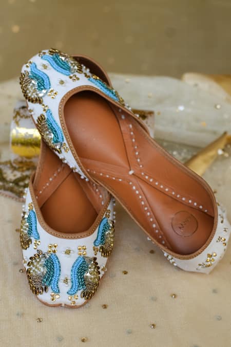 Moy Mor Pankh Mystic Embroidered Juttis 