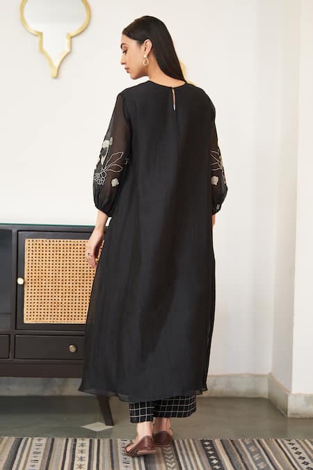 Vaayu Thread Yoke Embroidered Kurta & Pant Set 