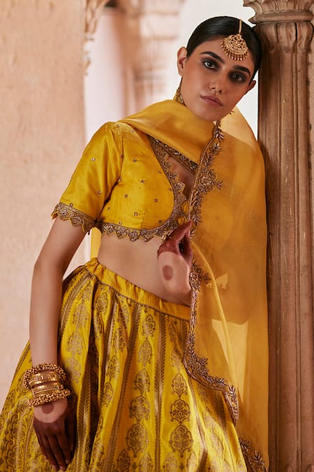 Off white gold banarasi lehenga with offwhite gold cheveron blouse and bold  banarasi dupatta | Fashion sketches dresses, Lehnga designs, Party wear  indian dresses