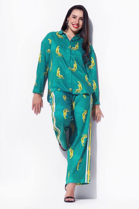 16stitches_Green Egyptian Cotton Leopard Shirt Collar Jwala Pattern With Pant_Online_at_Aza_Fashions