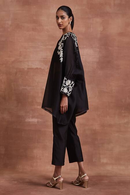 Buy_Sue Mue_Black Chanderi Silk Embroidery Round Neck Naisha Kaftan Top And Pant Set 