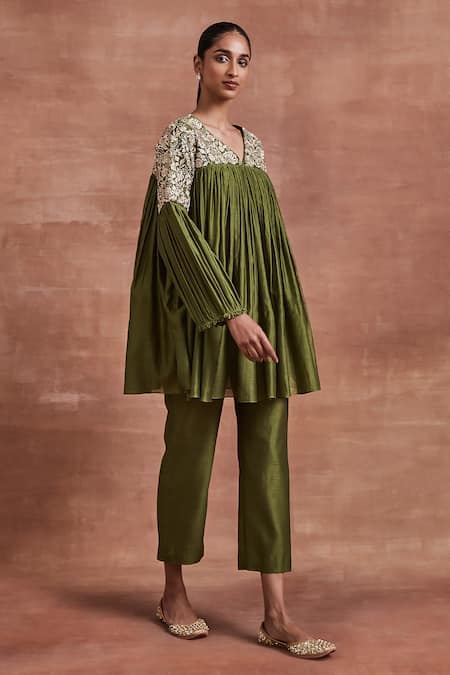 Sue Mue Green Chanderi Silk Embroidery V-neck Vishaka Gathered Kurta And Pant Set at Aza Fashions Sue Mue_Green Chanderi Silk Embroidery V-neck Vishaka Gathered Kurta And Pant Set _at_Aza_Fashions
