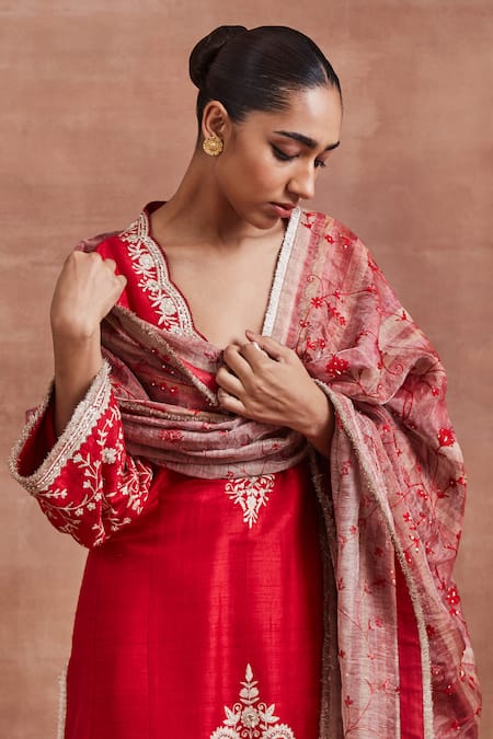 Buy Sue Mue Red Linen, Silk Pearls, Embroidery Scoop Neck Naysa Paisley Kurta Set Online at Aza Fashions Buy_Sue Mue_Red Linen, Silk Pearls, Embroidery Scoop Neck Naysa Paisley Kurta Set _Online_at_Aza_Fashions