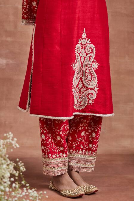 Shop Sue Mue Red Linen, Silk Pearls, Embroidery Scoop Neck Naysa Paisley Kurta Set Online at Aza Fashions Shop_Sue Mue_Red Linen, Silk Pearls, Embroidery Scoop Neck Naysa Paisley Kurta Set _Online_at_Aza_Fashions