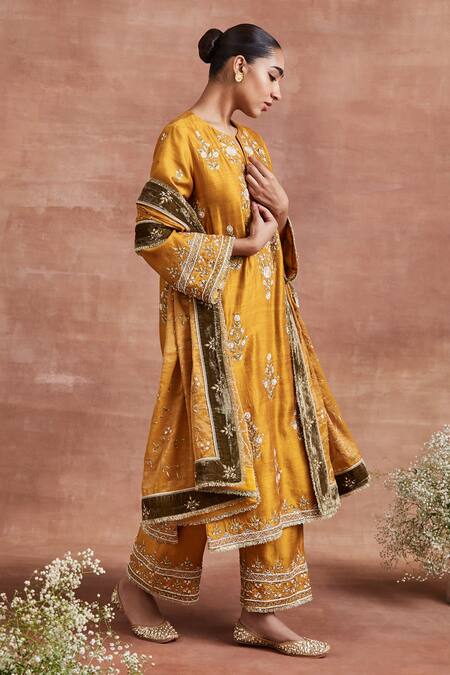 Sue Mue Yellow Cotton, Silk Embroidery Split V-neck Adah Thread Work Kurta Palazzo Set at Aza Fashions Sue Mue_Yellow Cotton, Silk Embroidery Split V-neck Adah Thread Work Kurta Palazzo Set _at_Aza_Fashions