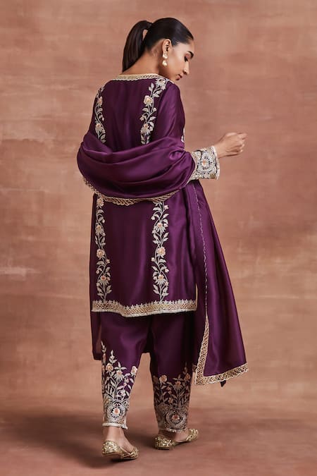 Sue Mue Ritul Zari & Thread Embroidered Kurta Set 