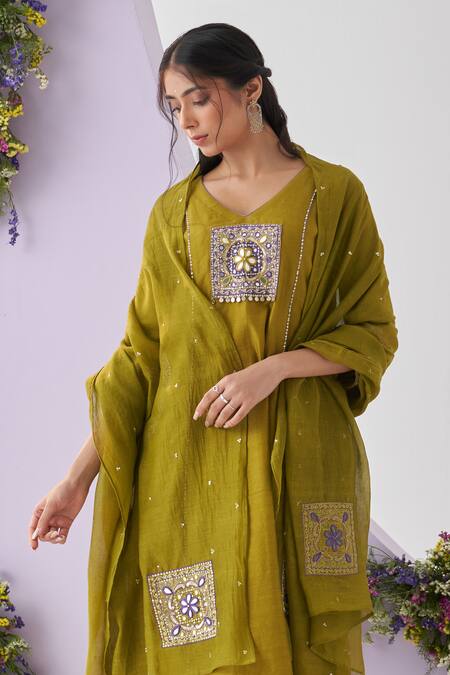 Shipraa Grover_Green Chanderi Mirrors, Sequins V-neck Jeeta And Embroidered Kurta Pant Set _Online_at_Aza_Fashions