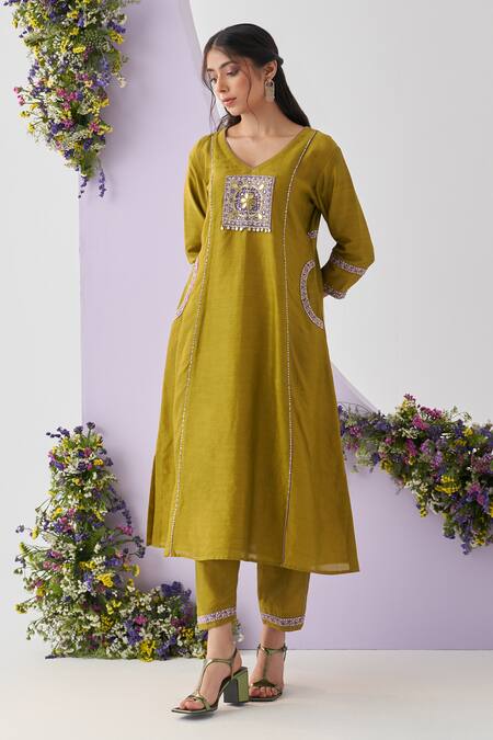 Buy_Shipraa Grover_Green Chanderi Mirrors, Sequins V-neck Jeeta And Embroidered Kurta Pant Set _Online_at_Aza_Fashions