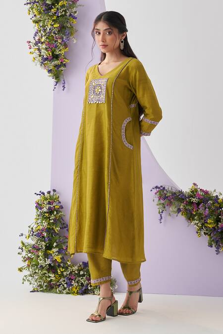 Shop_Shipraa Grover_Green Chanderi Mirrors, Sequins V-neck Jeeta And Embroidered Kurta Pant Set _Online_at_Aza_Fashions