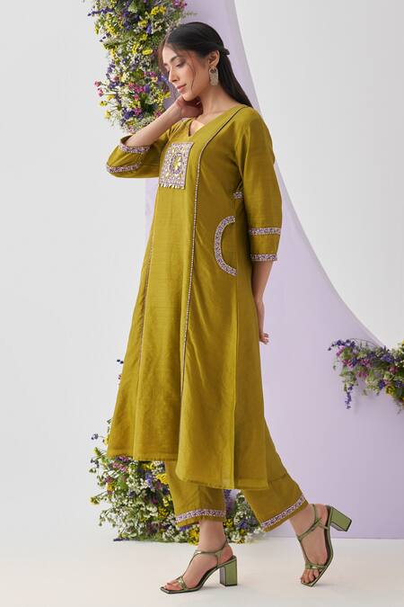 Shipraa Grover_Green Chanderi Mirrors, Sequins V-neck Jeeta And Embroidered Kurta Pant Set _at_Aza_Fashions