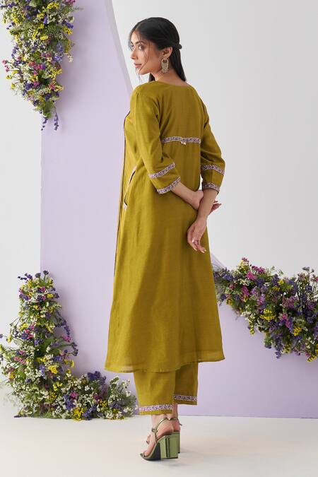 Buy_Shipraa Grover_Green Chanderi Mirrors, Sequins V-neck Jeeta And Embroidered Kurta Pant Set 