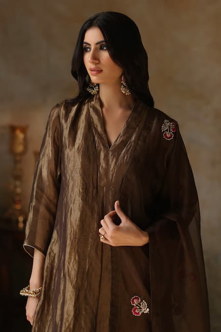 Begum_Gold Silk, Organza Embroidery, Zari Ayat Resham Butti Asymmetric Kurta Pant Set _Online_at_Aza_Fashions