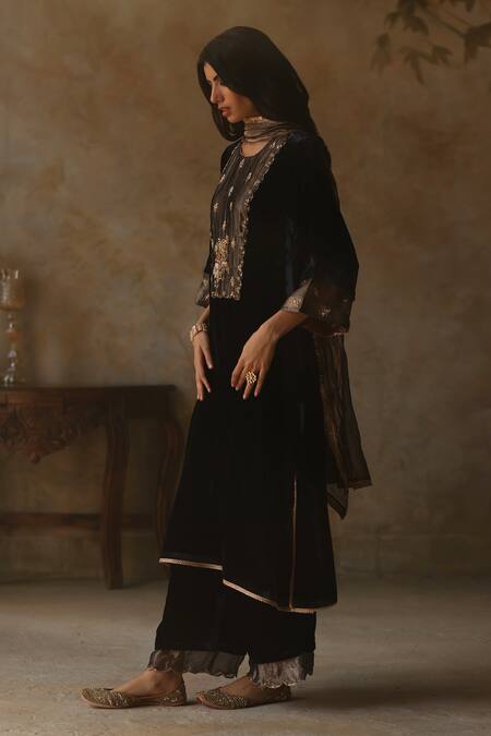 Buy_Begum_Blue Velvet, Silk Embroidery, Zari Round Faiz Roseate Zardozi Kurta Pant Set _Online_at_Aza_Fashions