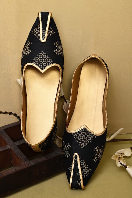 Aryavir Malhotra Geometric Embroidered Juttis 