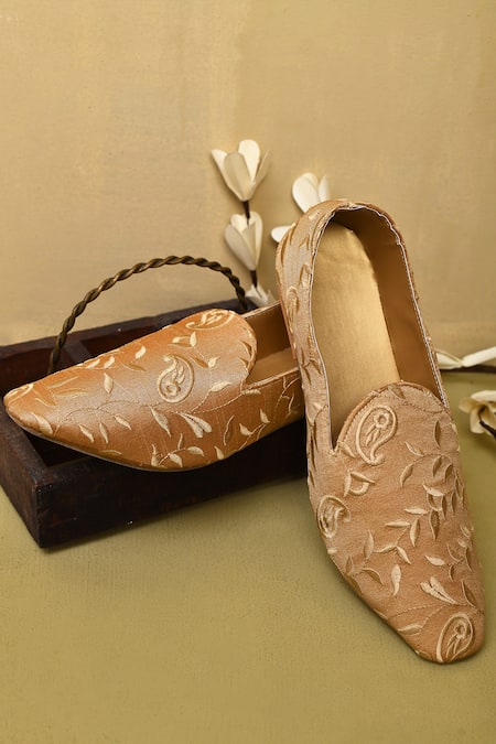 Aryavir Malhotra Vine Embroidered Juttis 