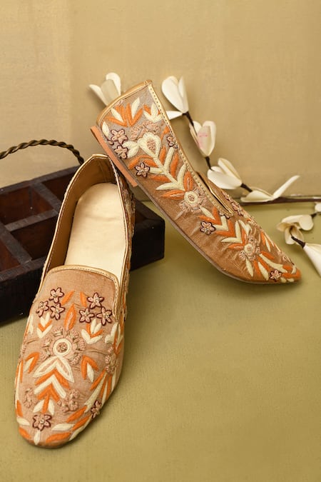 Aryavir Malhotra Thread Floral Embroidered Juttis 